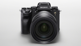 レンズ交換式デジタル一眼カメラ『α1』（『FE 24-70mm F2.8 GM』装着）