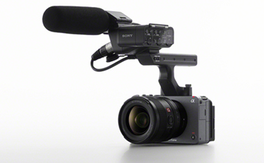 Cinema Lineカメラ 『FX3』（同梱のXLRハンドルユニットおよび別売のレンズ、マイク装着時）