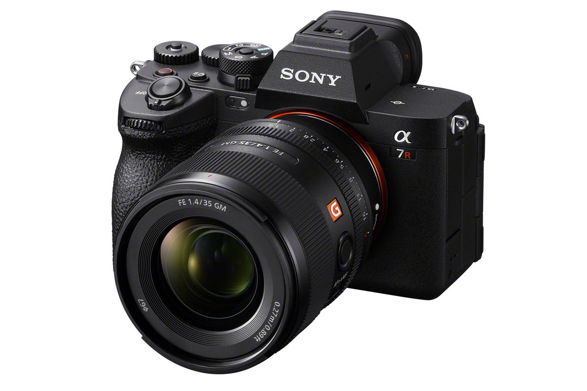 レンズ交換式デジタル一眼カメラ『α7R V』（『FE 35mm F1.4 GM』装着）