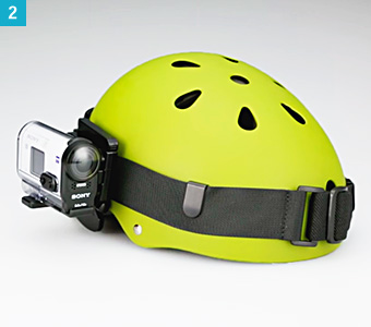 ユニバーサルヘッドマウントキット(別売)を使用。ヘルメットの側面に装着