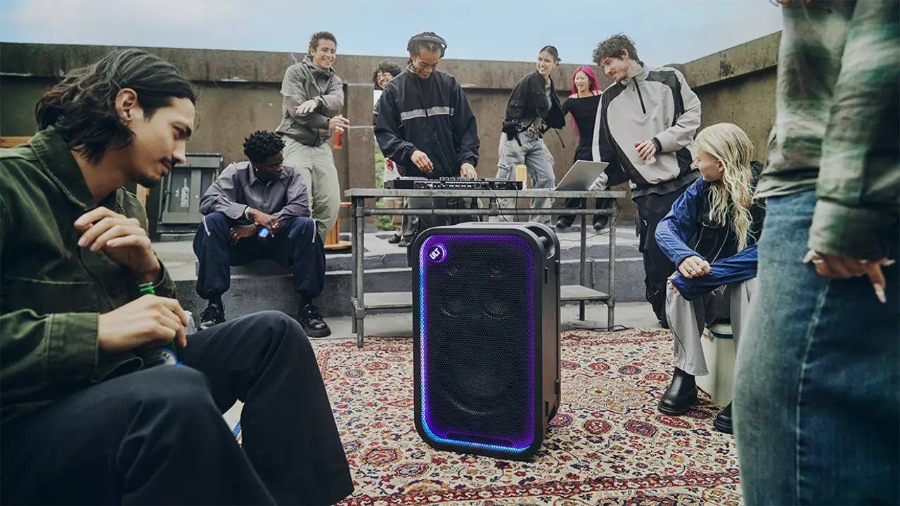 ULT TOWER 7で音楽を楽しむ若者たち