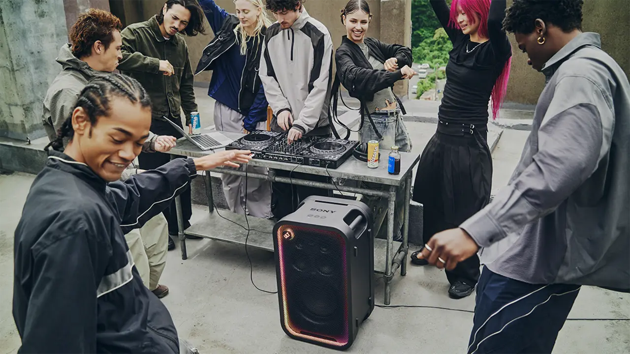 ULT TOWER 7で音楽を楽しむ若者たち