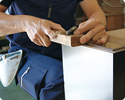 ���{�̐E�l�̎�Ŗ؍H���H����g�ݏグ�܂ň�т��čs�Ȃ��Ă���