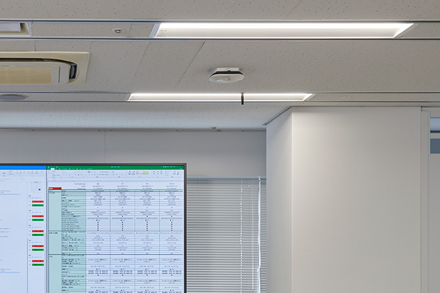 天井に近い部分でも、画面に照明の映り込みが見られない