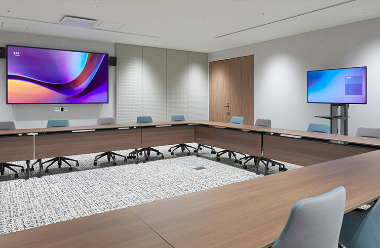 大型会議室には100V型と50V型を設置。他の会議室同様に2台が連動して会議を行える