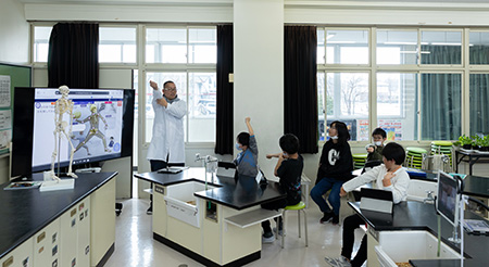 カーテンを閉めなくても明るくて見やすいと子どもたちにも好評