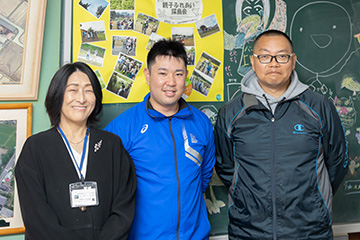 左から、校長 井口聡子 氏、教諭 吉崎有哉 氏(情報教育担当)、教諭 小山雄一郎 氏(理科担当)