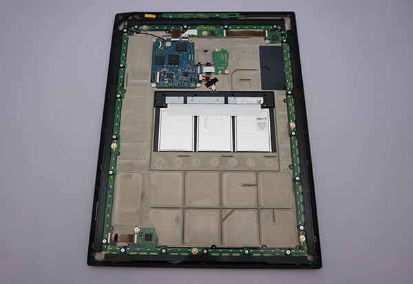 ➑̃t���[���O���ɉ����Ĕz�u���ꂽ�ԊO�������f�o�C�X�B�����A��F�̔�����̂��̂����ڂ���Ă��郊�`�E���C�I���o�b�e���[�ł��B