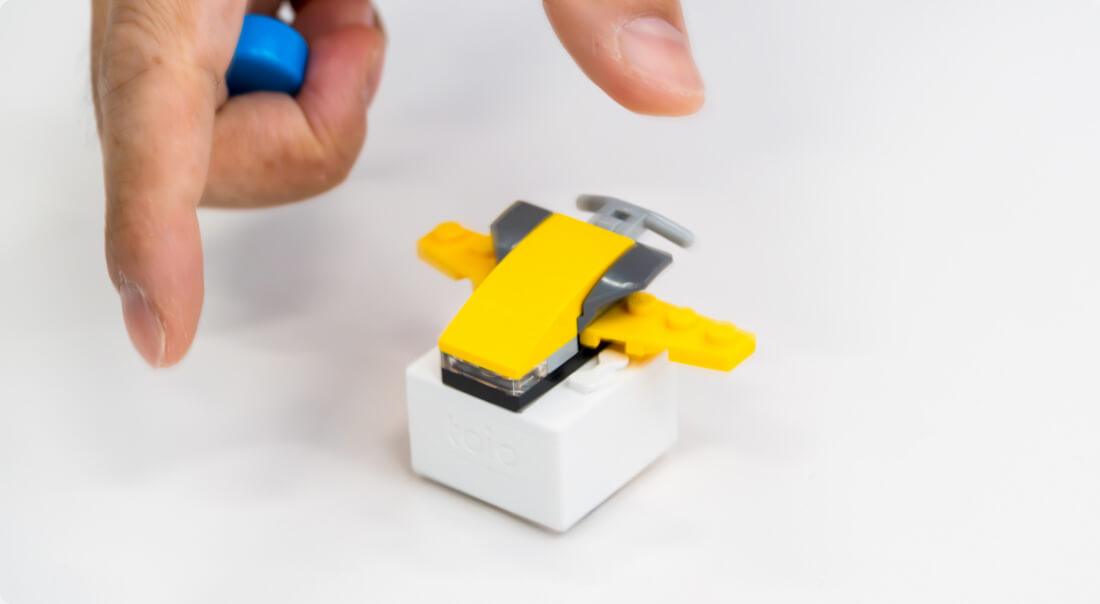 �utoio�v�L���[�u�ɃL�����N�^�[�i�p�[�c�j���ڂ��ėV�ԃC���[�W