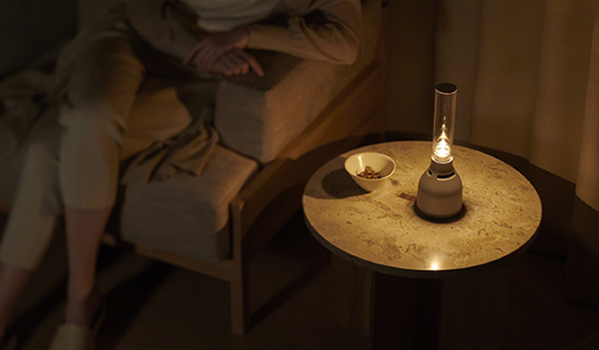 �O���X�T�E���h�X�s�[�J�[���e�[�u���̏�ɒu�������b�N�X