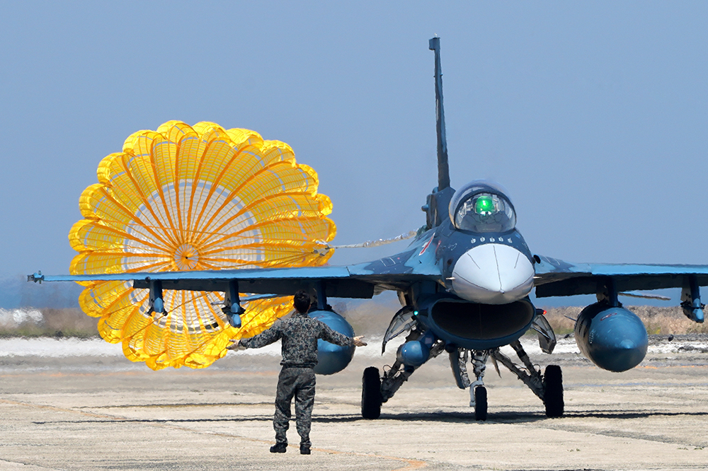 猛スピードで空を切り裂く戦闘機を掴んで離さないa7r Iiiのポテンシャル航空写真家 伊藤 久巳氏 A Universe デジタル一眼カメラa アルファ ソニー