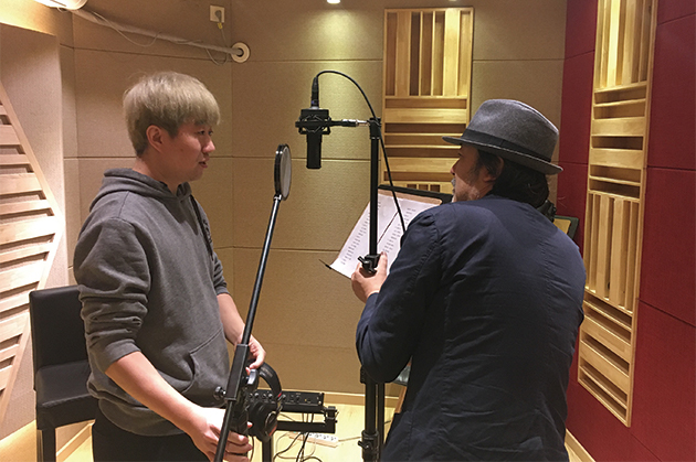 北京のレコーディング・スタジオで、男性ボーカルのチェックを行ったという粟野氏