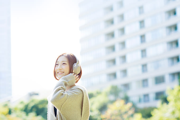 ヘッドホンをつけた、さえりさん