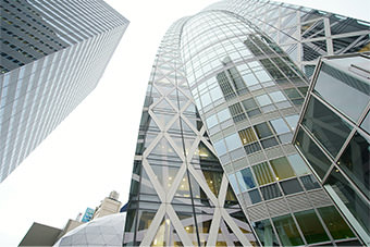 メタリックな雰囲気のあるビル街