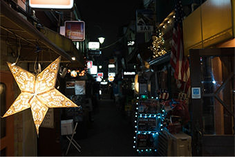 にぎやかな夜の街