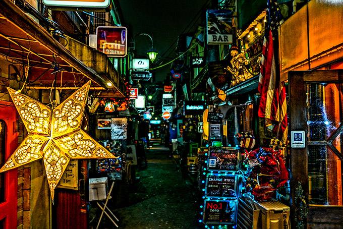 レタッチを施したにぎやかな夜の街