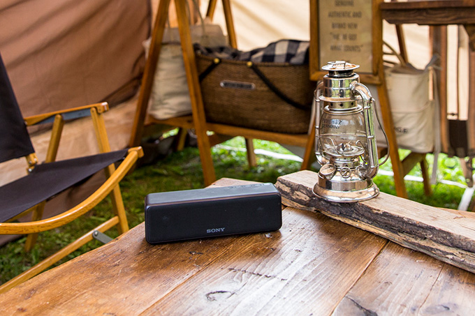 アンティーク基調のキャンプグッズに映える、シックなスピーカー