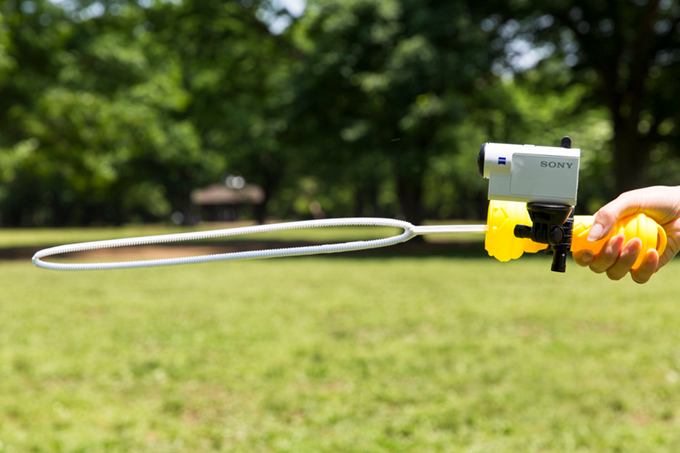 シャボン玉を作るおもちゃの柄にアクションカムを取り付け