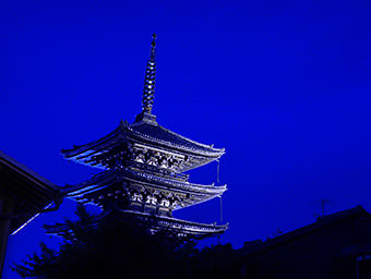 紅葉の季節に青い京都を撮る。～夜行撮影術～