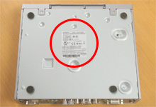 本体底面に記載されている7桁のナンバーです。