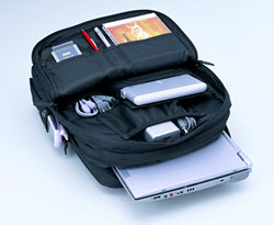 ACアダプターやドライブ類などを、すっきりと整理できる収納ポケット。