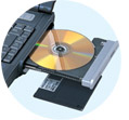 CD-RW/DVD-ROM一体型ドライブとフロッピーディスクドライブ内蔵の「オールインワンタイプ」。