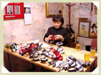 ��������̃p�[�c��O�ɔY�ޗ������q�q����