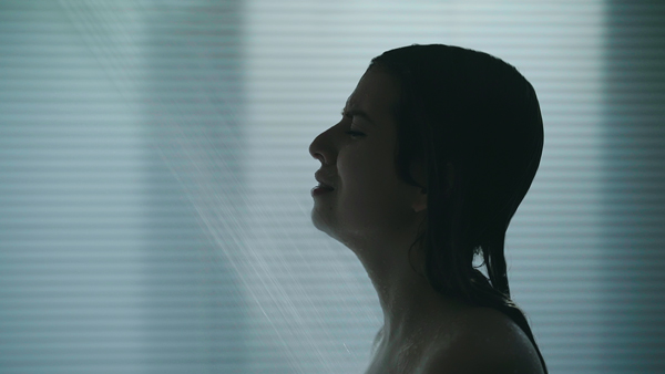 カラーグレーディングの比較画像 女性の悲しそうな横顔、背景は白っぽい