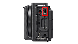 カメラの液晶画面を内側にして持った時の左手側にあるUSB接続端子の画像