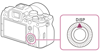 DISP(画面表示切換)ボタンの位置を示すカメラの背面イラスト。コントロールホイールの上に三角マークでDISPボタンの位置が示されている。