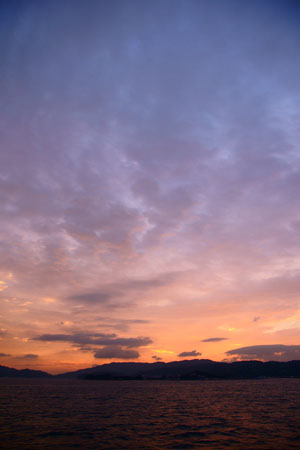 コントラスト +70、彩度 +70