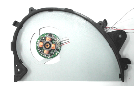 ファンから翼を取りはずした写真