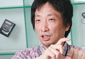 電源部の強化について、特に大型コンデンサーの「OS-CON」を採用した狙いを聞かせてください。