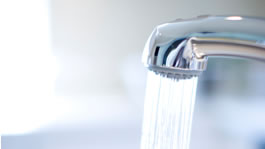 IPX5/IPX7対応で、水を気にせず美しい映像を楽しめる。