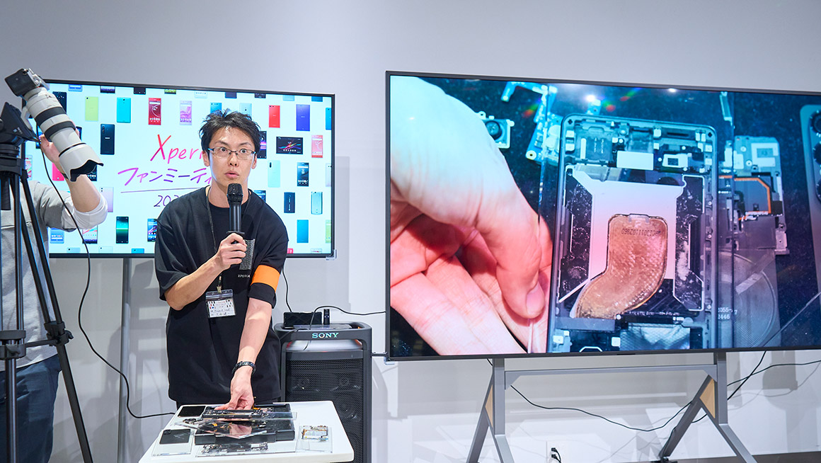 「Xperia 1 VII」の“分解モック”について説明する様子