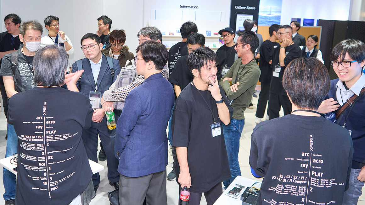 歓談時間のユーザーと開発者の枠を超えた交流の様子