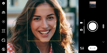 カメラ使用中に人物の顔を検出している画面