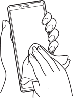 乾いた布で本機についた水滴をふき取る図